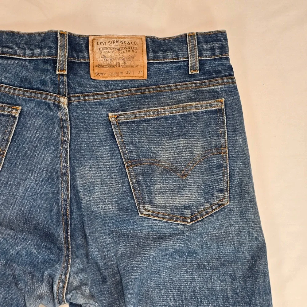 Vintage Levis 505 Mens Straight Leg Jeans Medium Wash Blue Denim 37x32‎ Zip Fly